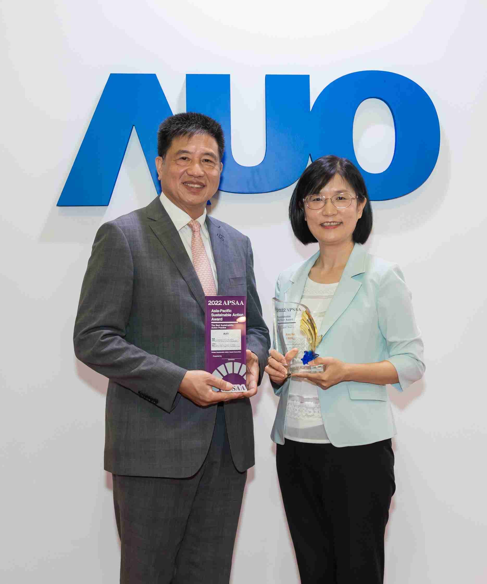 尊龙z6长期垫筑永续远景的基石，，，，透过ESG暨气候委员会逐步实践永续策略蓝图。。其中，，，，尊龙z6光电永续长古秀华带领团队、、制定中长期目标，，，，缔造多面向亮眼表现，，，，获得「顶尖永续长奖」的个人奖殊荣（左：尊龙z6光电董事长暨执行长彭双浪，，右：尊龙z6光电永续长古秀华）