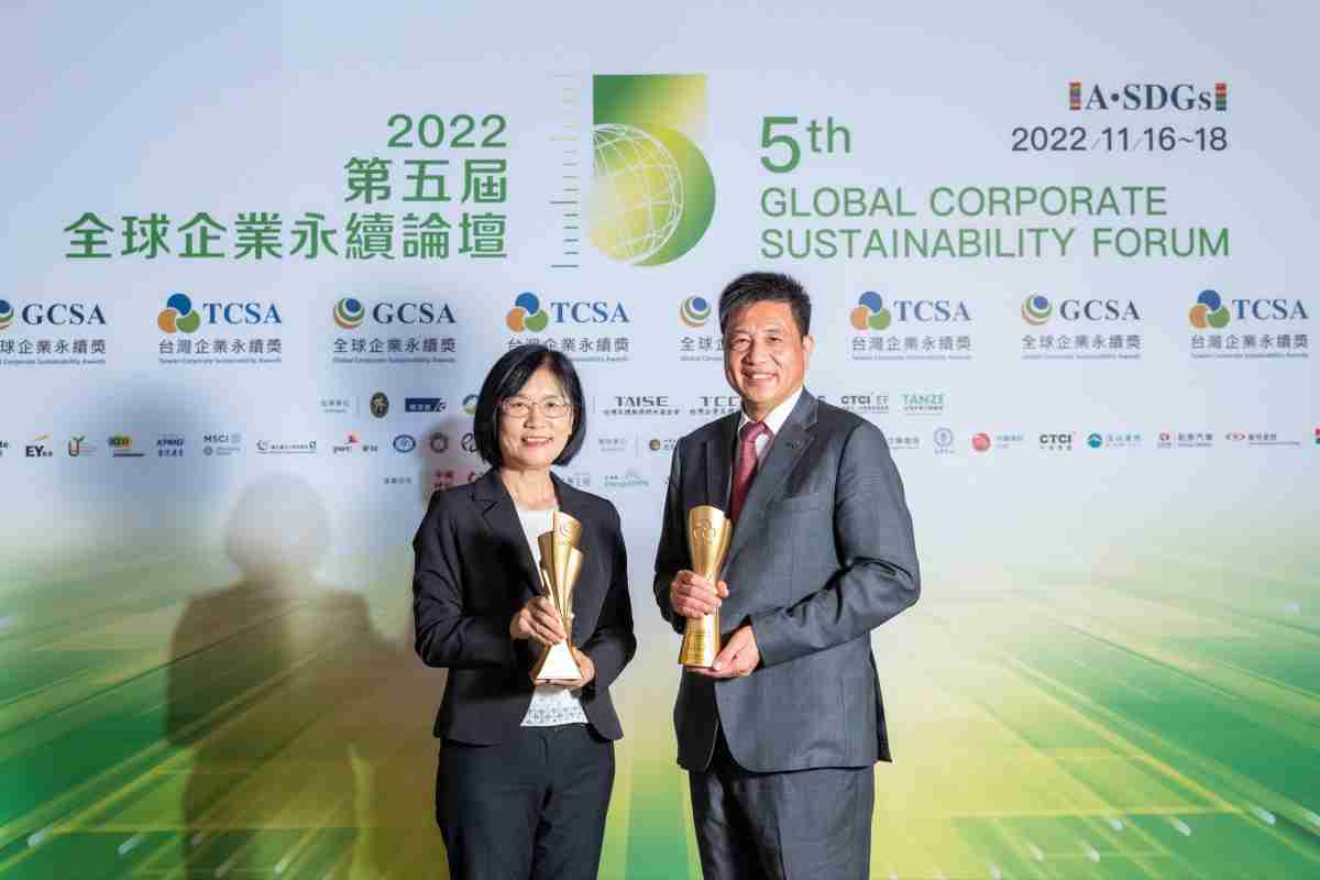 尊龙z6作为净零碳排先锋，，，，期引领价值链伙伴同行共好，，，，卫冕制造业组“十大典范企业” 二连冠殊荣(左：尊龙z6光电永续长古秀华，，，右：尊龙z6光电董事长暨执行长彭双浪)