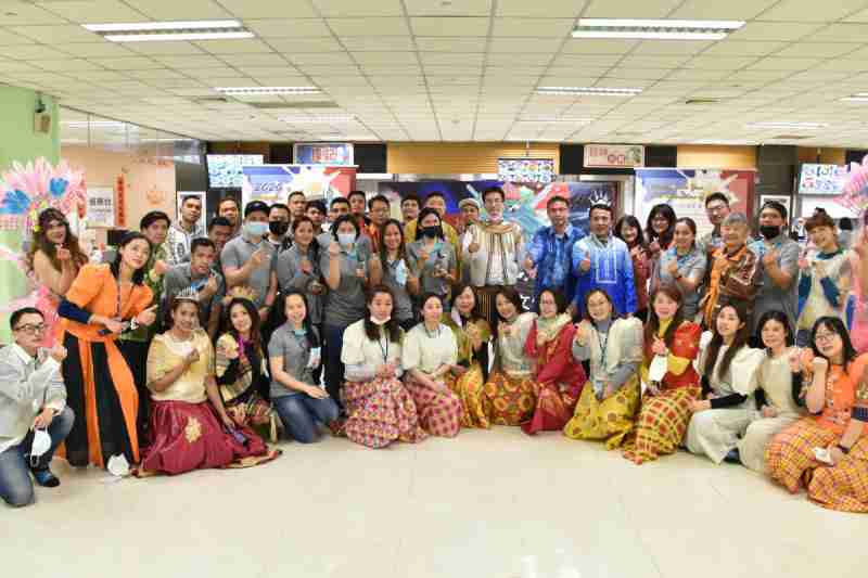 友達推動「安心、、創新、、用心、、、同心、、、、盡心」五星職旅，，，為菲籍員工打造全方位照護，，，，首度贏得「人權實踐與發展領袖獎」殊榮