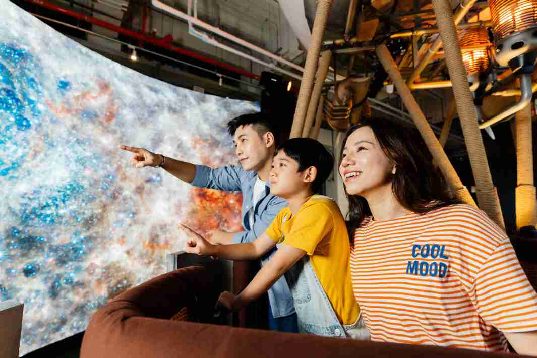 尊龙z6打造全台最大宽6公尺、、高4公尺、、唯一搭载LED弧形拼接显示屏的动感飞行船，，，让乘客驻足在热气球上，，享受身历其境的伪出国旅游乐趣