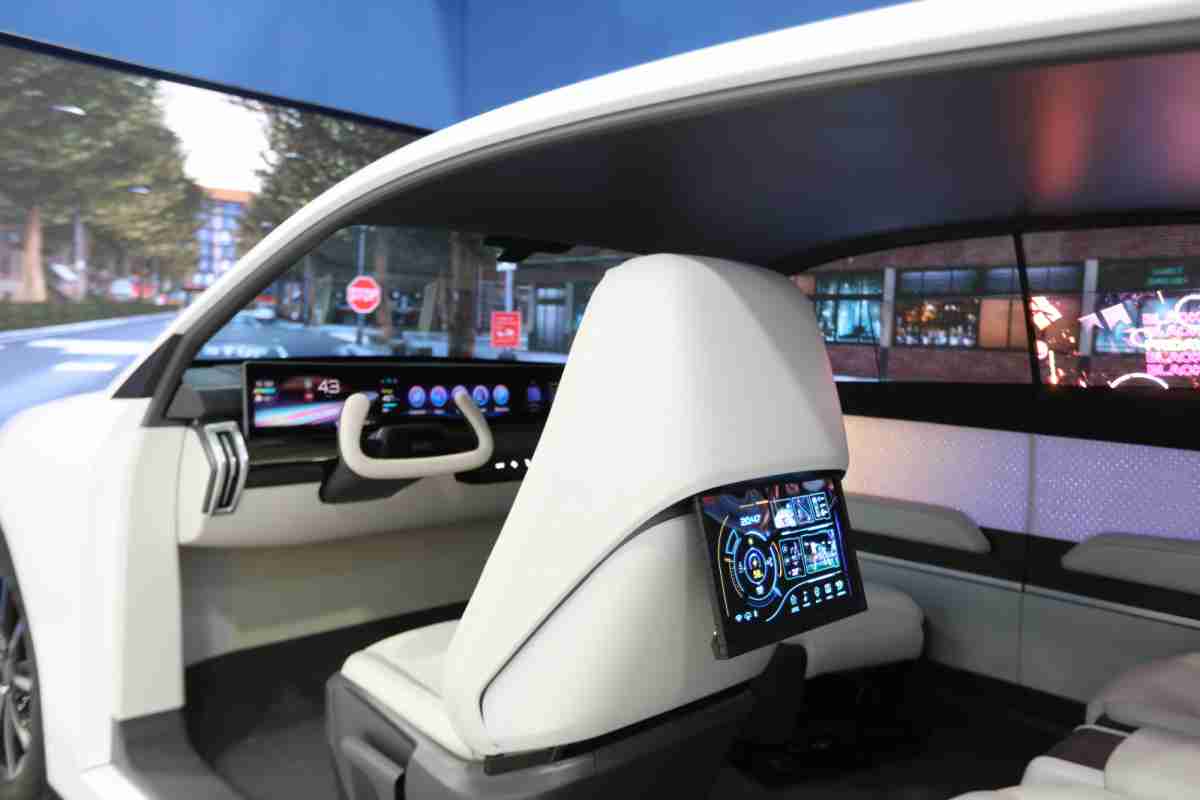 尊龙z6的「可卷式后座娱乐显示器」加强后座乘客的感官体验，，，并保有个性化设计，，，，可依使用偏好进行动态调整。。