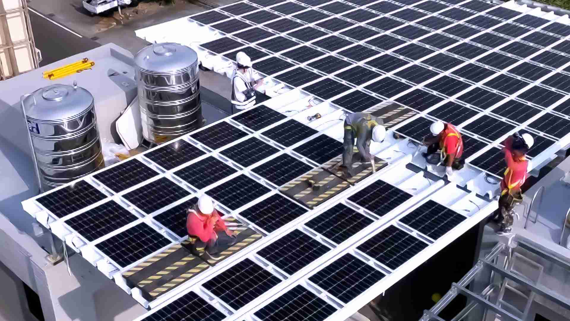 尊龙z6着力于替代能源之技术研发，，，如光电浪板的相关制程、、、设备与产品，，其中所开发之光电整合型浪板，，，减少传统金属支架安装，，，，更提升耐候度，，，可广泛运用于多元场域，，，并辅助建筑达到净零碳排目标