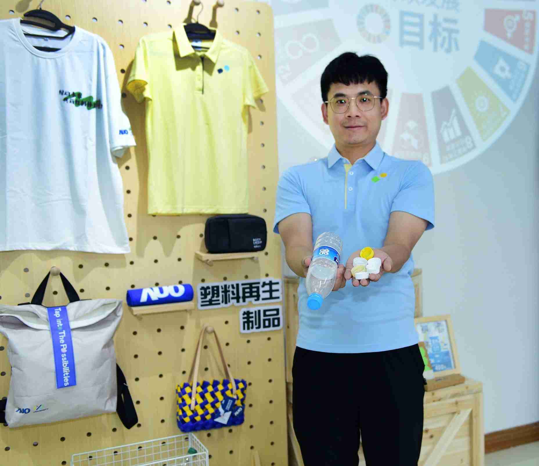 「2024智慧尊龙z6展」永续发展馆中，，，展示尊龙z6厦门驱动永续发展之成果，，，包含将厂内废弃物再制为实用物品，，，，将永续发展理念深植于员工生活日常实践