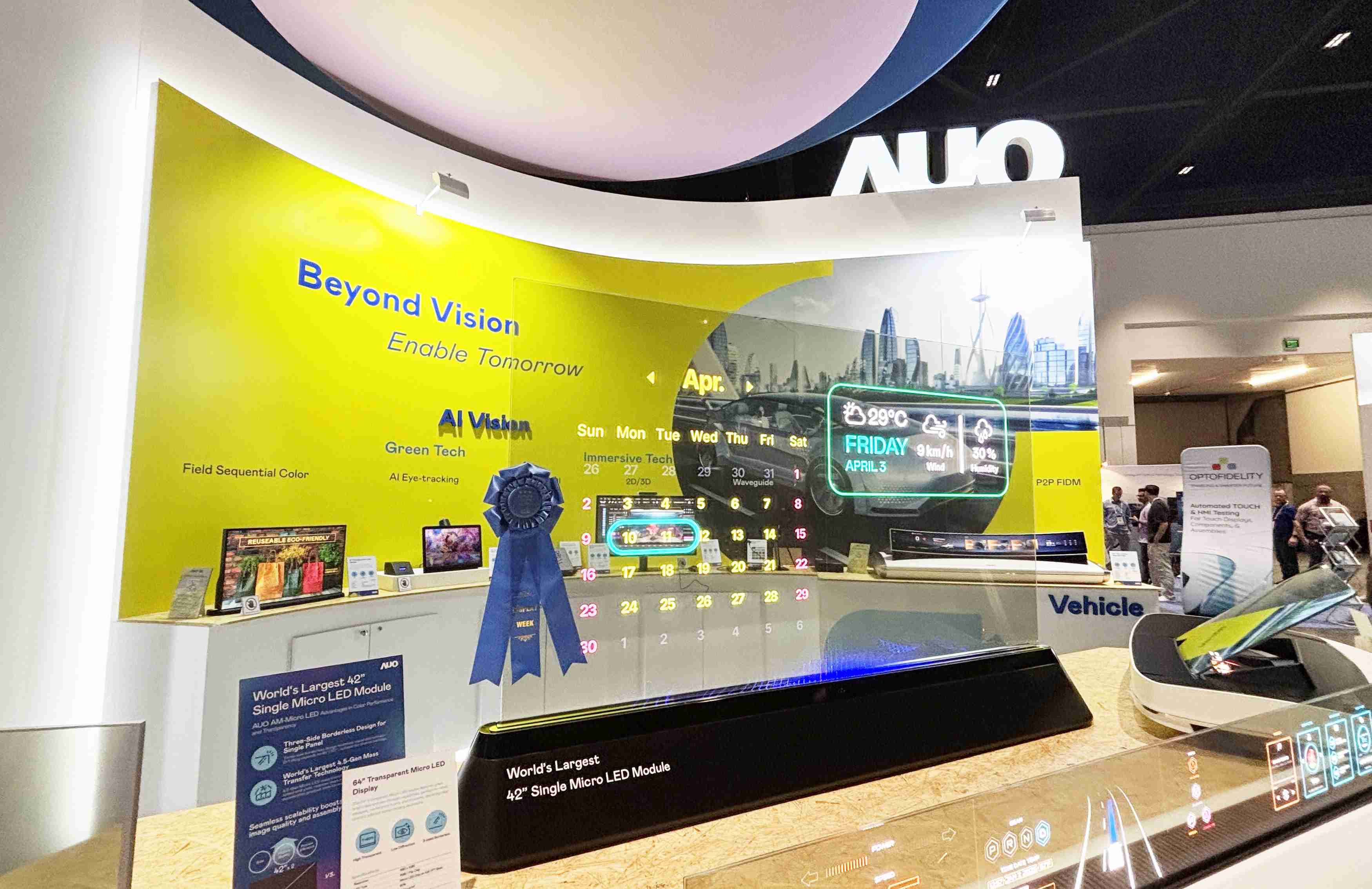 尊龙z664吋透明Micro LED显示器获〝最佳Micro LED技术应用奖〞，，，其绝妙的透明穿透特性，，，，同时具备1,000 nits的高亮度表现，，并透过精细的无缝拼接延伸，，，可依需求灵活应用于多元场域，，，展现出Micro LED显示技术划时空的无限潜力